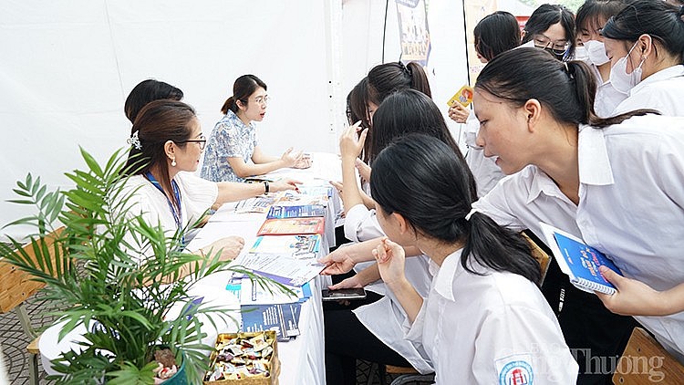 học sinh trường THPT Đồng Quan, huyện Phú Xuyên, Hà Nội, tham quan gian tư vấn hướng nghiệp của các trường cao đẳng, đại học tại chương trình đối thoại: học sinh trường THPT Đồng Quan, huyện Phú Xuyên, Hà Nội, tham quan gian tư vấn hướng nghiệp của các trường cao đẳng, đại học tại chương trình đối thoại:
