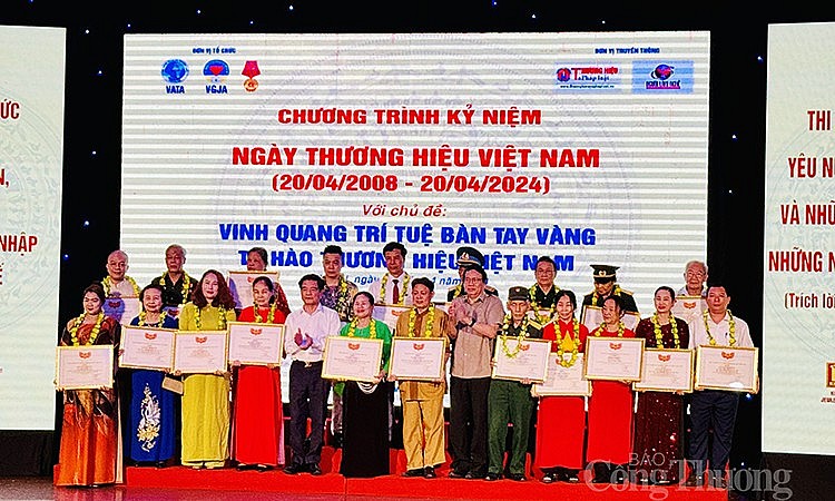 Tôn vinh các nghệ nhân quốc gia, trao danh hiệu “bàn tay vàng” 2024 Tôn vinh các nghệ nhân quốc gia, trao danh hiệu “bàn tay vàng” 2024