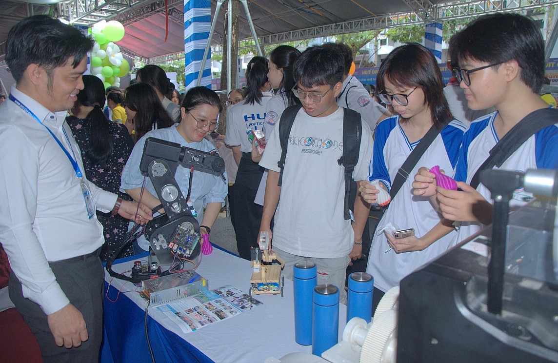 Hơn 3.000 nghìn học sinh dự ngày hội tư vấn tuyển sinh, hướng nghiệp tại Trường Đại học Công Thương