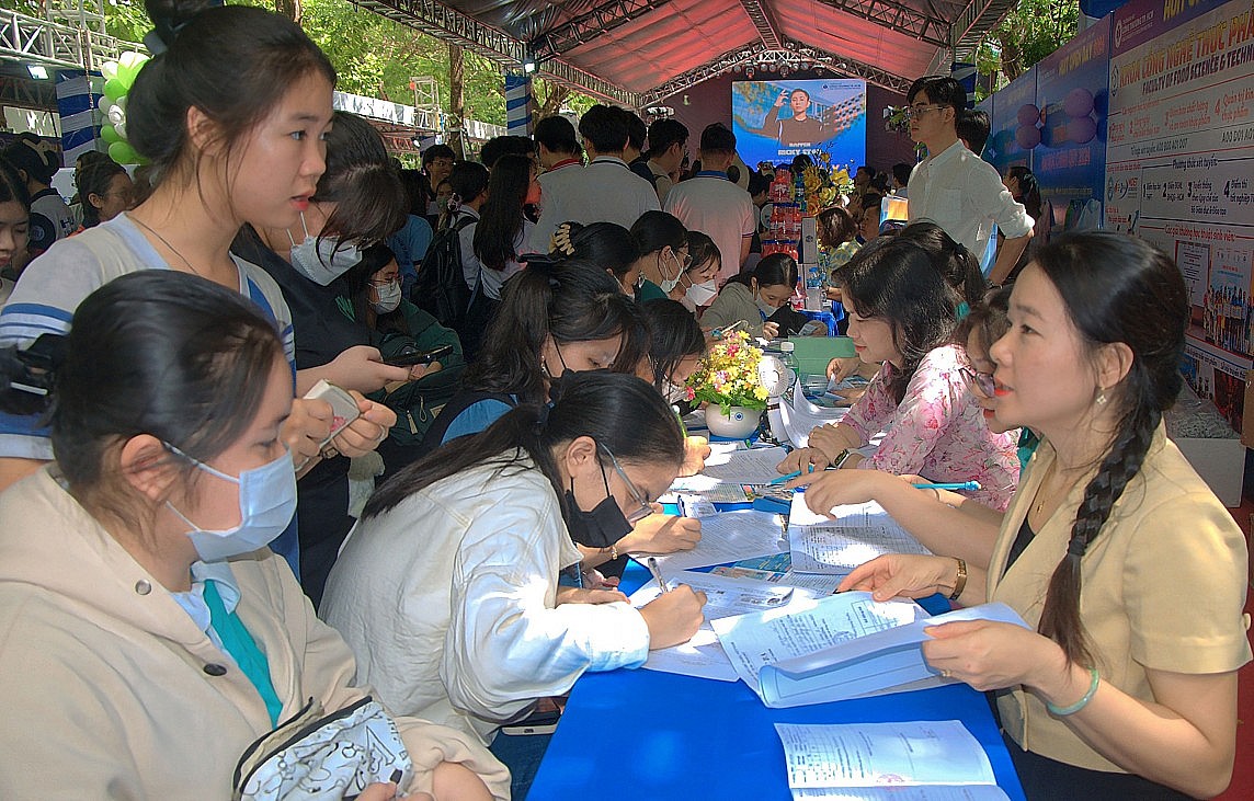 Hơn 3.000 nghìn học sinh dự ngày hội tư vấn tuyển sinh, hướng nghiệp tại Trường Đại học Công Thương