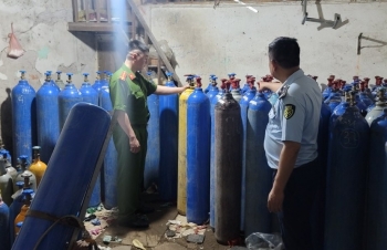Hà Nội: Tạm giữ hàng trăm bình chứa khí N20 không có hóa đơn chứng từ