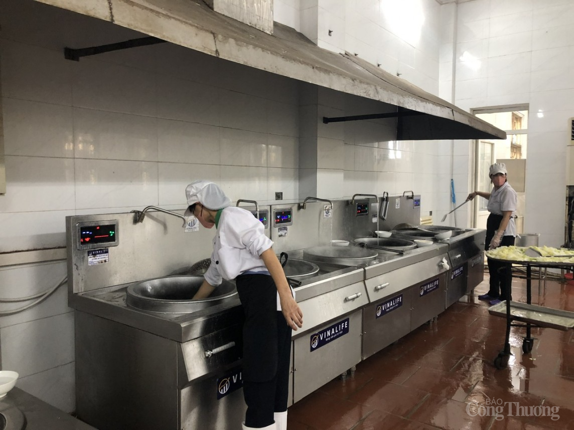 Các thiết bị nấu ăn như bếp điện, bếp từ được trang bị loại bếp hiện đại nhất Các thiết bị nấu ăn như bếp điện, bếp từ được trang bị loại bếp hiện đại nhất