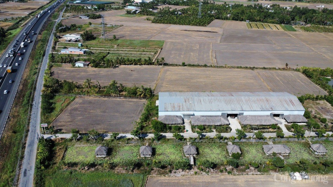 Cận cảnh Khu sinh thái Không Thời Gian ở Long An xây dựng trái phép trên đất nông nghiệp Cận cảnh Khu sinh thái Không Thời Gian ở Long An xây dựng trái phép trên đất nông nghiệp