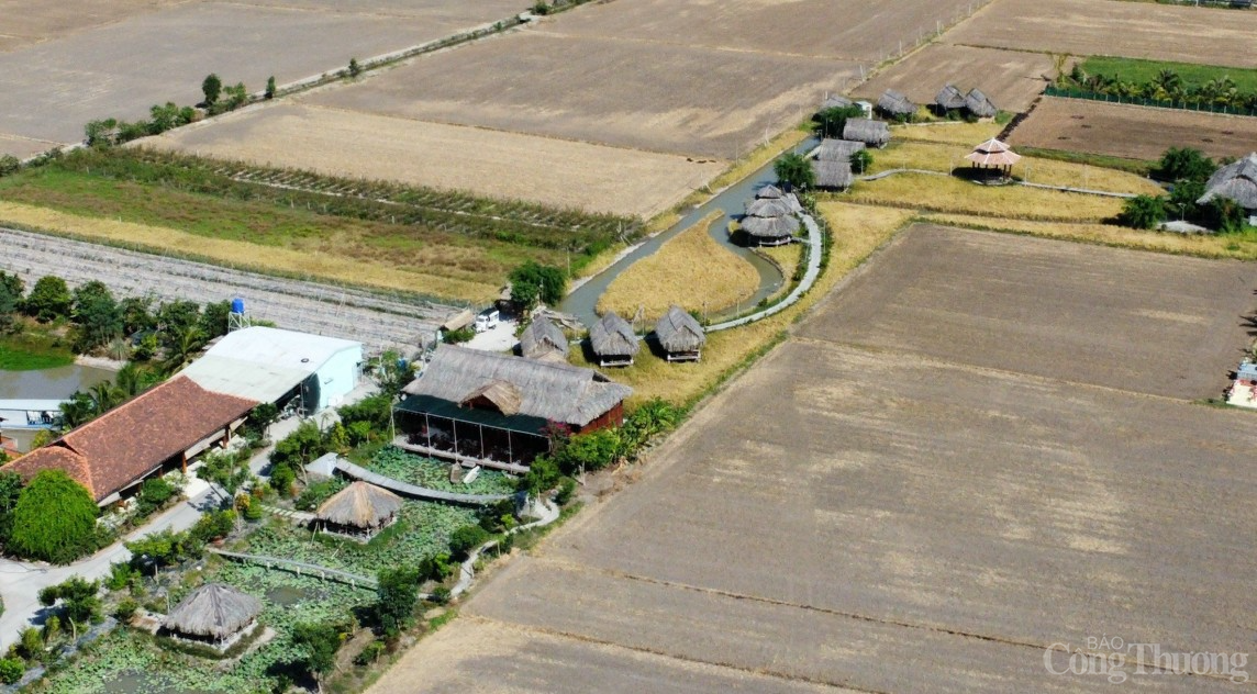 Cận cảnh Khu sinh thái Không Thời Gian ở Long An xây dựng trái phép trên đất nông nghiệp Cận cảnh Khu sinh thái Không Thời Gian ở Long An xây dựng trái phép trên đất nông nghiệp