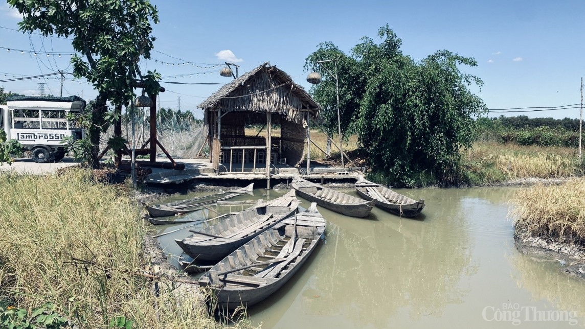 Cận cảnh Khu sinh thái Không Thời Gian ở Long An xây dựng trái phép trên đất nông nghiệp Cận cảnh Khu sinh thái Không Thời Gian ở Long An xây dựng trái phép trên đất nông nghiệp