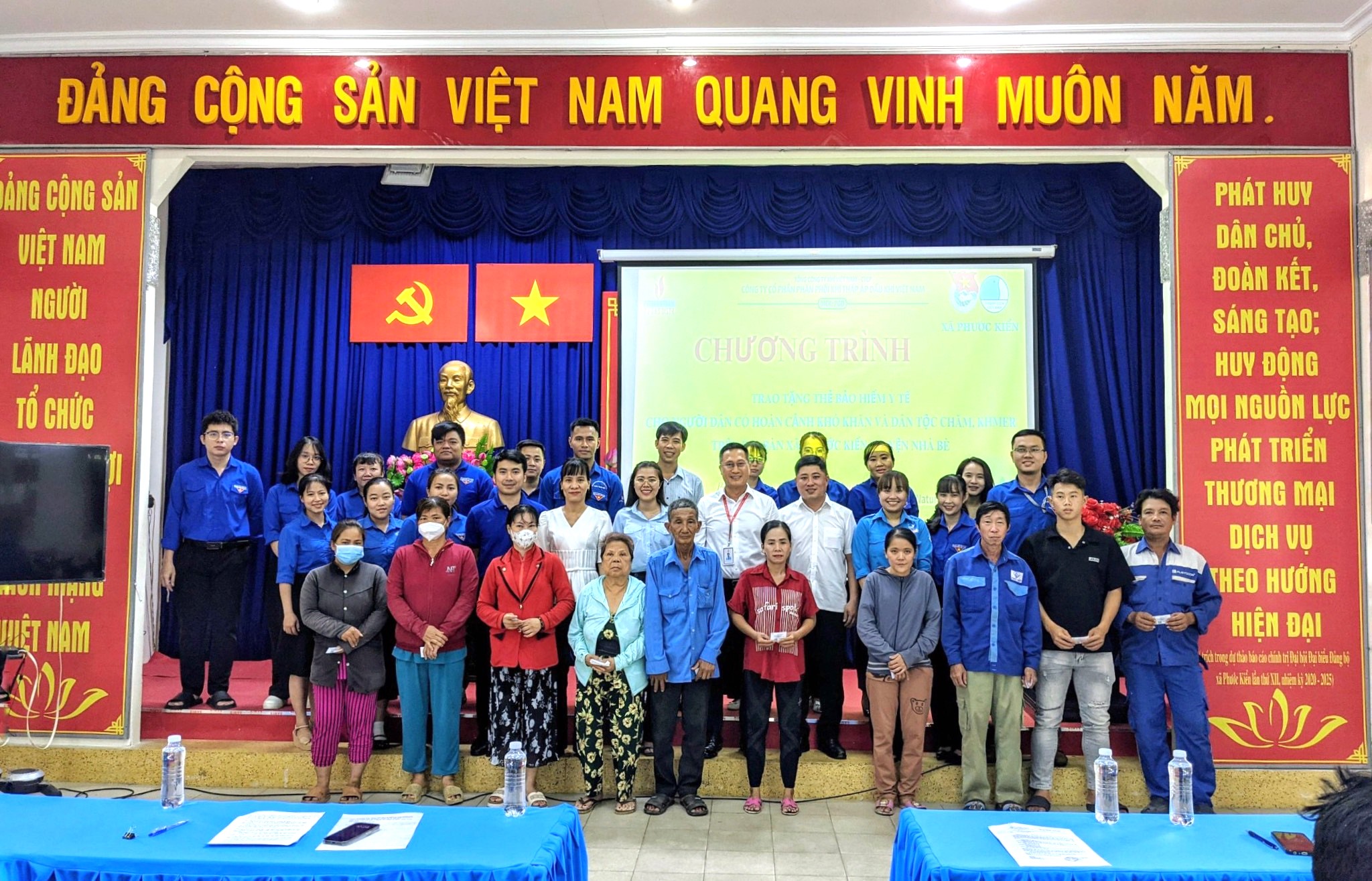 PV GAS DISTR: Sẻ chia khó khăn, thắp sáng niềm tin PV GAS DISTR: Sẻ chia khó khăn, thắp sáng niềm tin