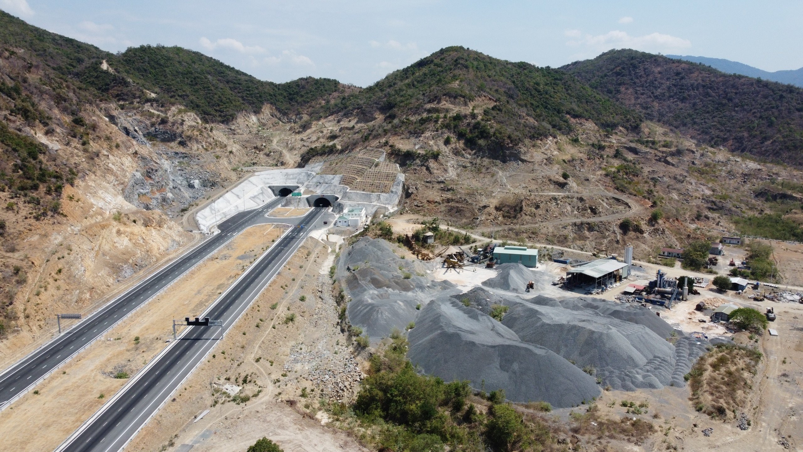 Tài xế lo sợ khi bụi bay mù mịt trên cao tốc Nha Trang - Cam Lâm Tài xế lo sợ khi bụi bay mù mịt trên cao tốc Nha Trang - Cam Lâm