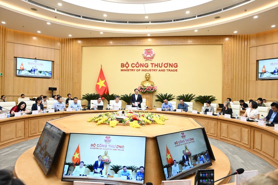 Quang cảnh Hội thảo cho ý kiến đối với dự thảo Nghị định mua bán điện trực tiếp và Nghị định về cơ chế khuyến khích phát triển điện mặt trời mái nhà Quang cảnh Hội thảo cho ý kiến đối với dự thảo Nghị định mua bán điện trực tiếp và Nghị định về cơ chế khuyến khích phát triển điện mặt trời mái nhà