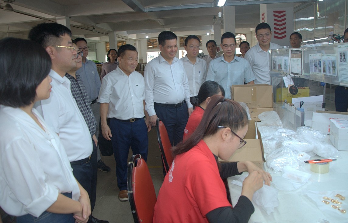 Bộ trưởng Nguyễn Hồng Diên khảo sát trung tâm giao dịch nguyên phụ liệu, làm việc với ngành da giày Việt Nam