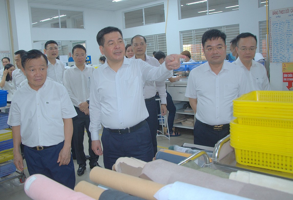 Bộ trưởng Nguyễn Hồng Diên khảo sát trung tâm giao dịch nguyên phụ liệu, làm việc với ngành da giày Việt Nam