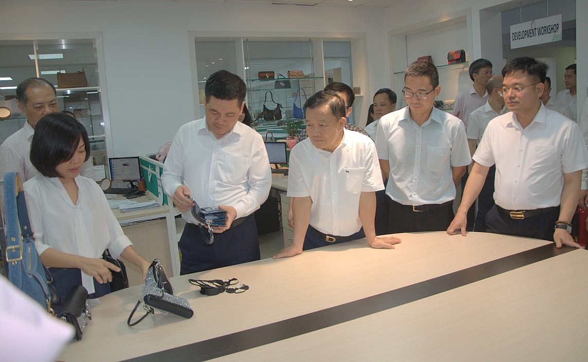 Bộ trưởng Nguyễn Hồng Diên khảo sát trung tâm giao dịch nguyên phụ liệu, làm việc với ngành da giày Việt Nam