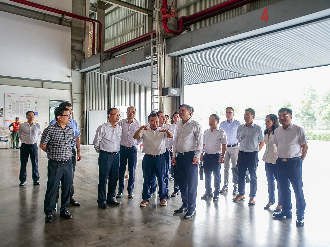 Bộ trưởng Nguyễn Hồng Diên khảo sát trung tâm giao dịch nguyên phụ liệu, làm việc với ngành da giày Việt Nam