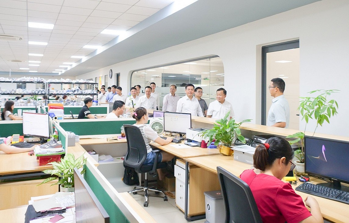 Bộ trưởng Nguyễn Hồng Diên khảo sát trung tâm giao dịch nguyên phụ liệu, làm việc với ngành da giày Việt Nam