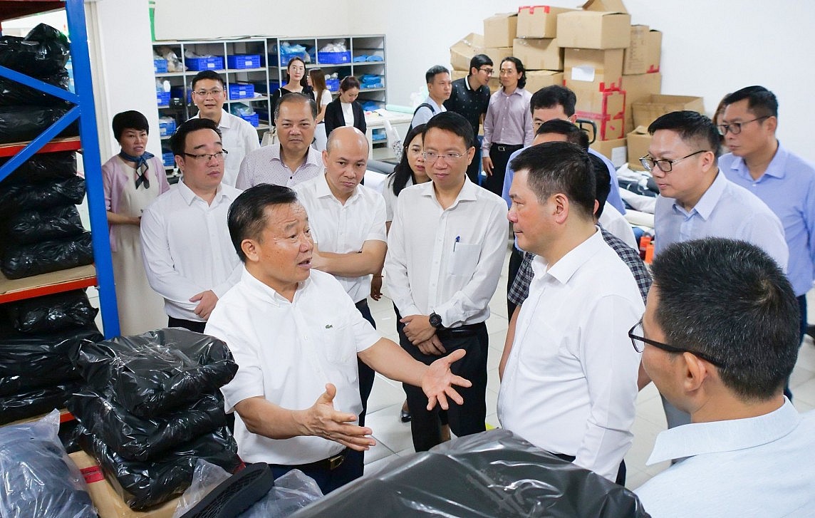 Bộ trưởng Nguyễn Hồng Diên khảo sát trung tâm giao dịch nguyên phụ liệu, làm việc với ngành da giày Việt Nam