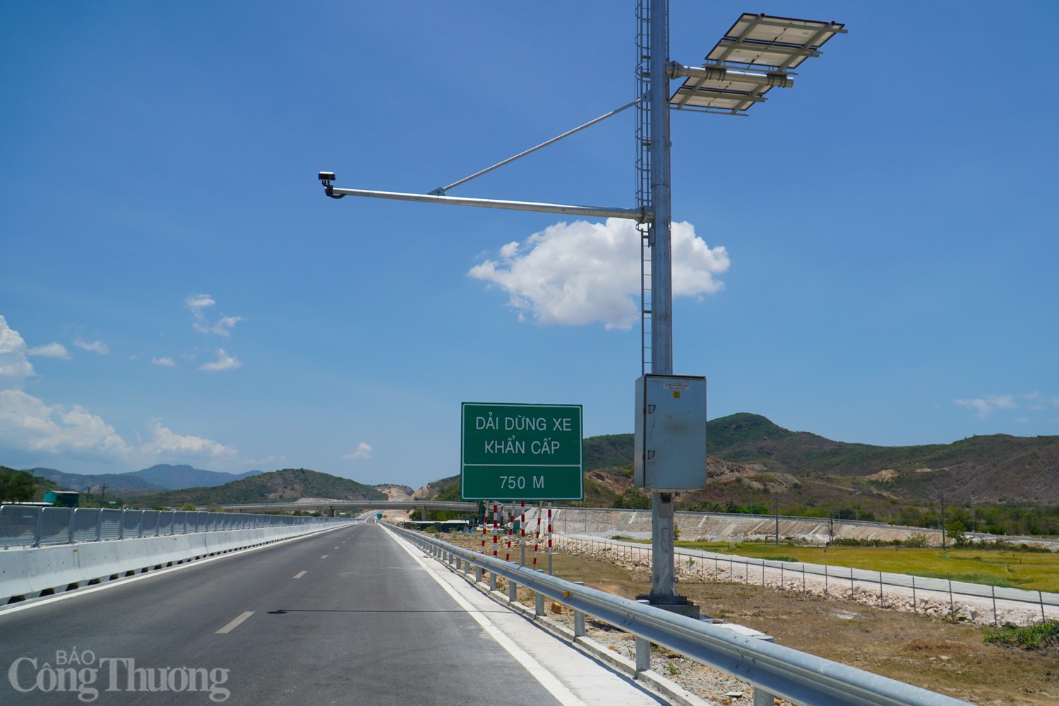 các cụm thiết bị ITS và camera được vận hành bằng các tấm pin năng lượng mặt trời đã lắp đặt dọc đường. các cụm thiết bị ITS và camera được vận hành bằng các tấm pin năng lượng mặt trời đã lắp đặt dọc đường.