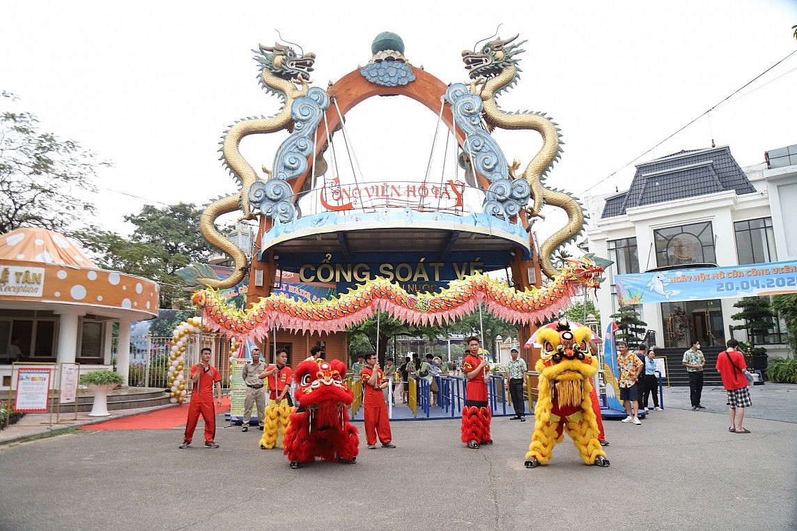 giao lưu biểu diễn cùng các vũ công Carnaval xinh đẹp