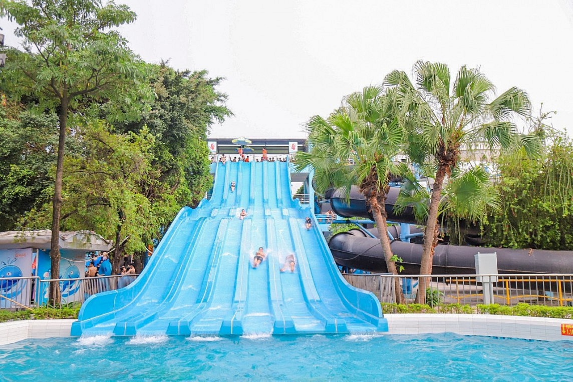 du khách còn được trải nghiệm các trò chơi mạo hiểm