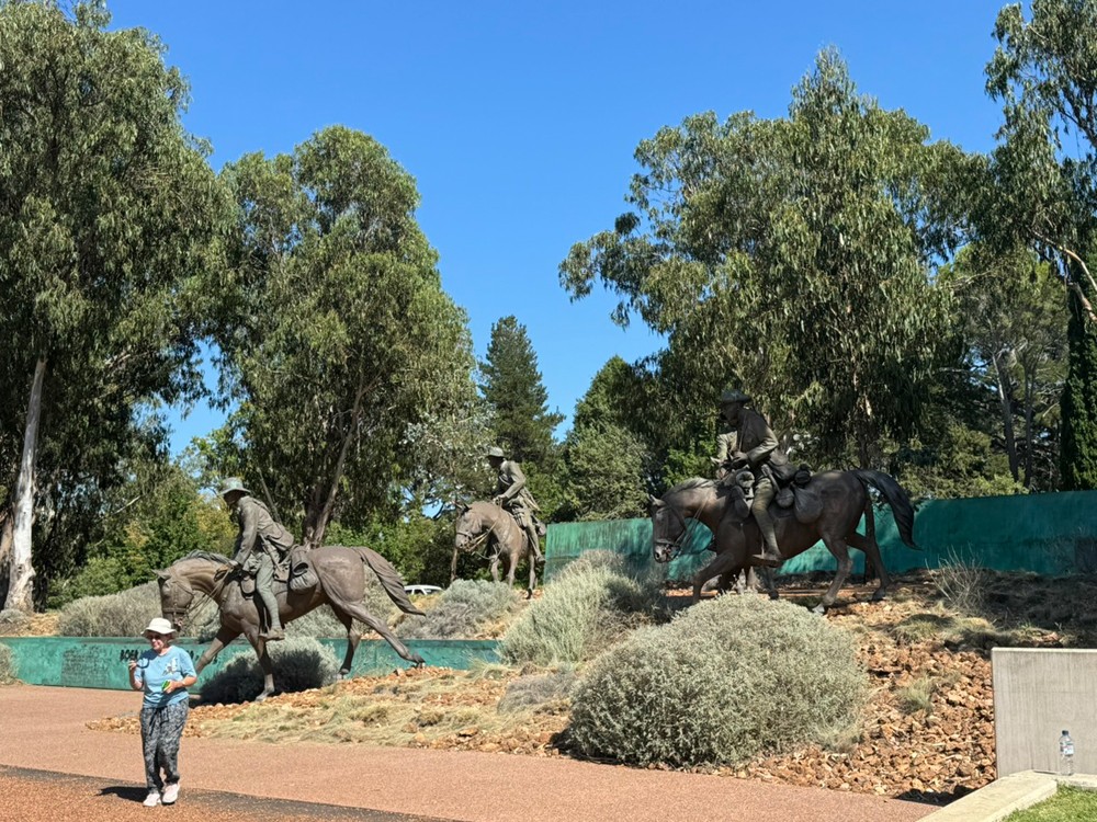 Hai con đường, một ước mơ từ đài tưởng niệm chiến tranh xứ chuột túi Hai con đường, một ước mơ từ đài tưởng niệm chiến tranh xứ chuột túi