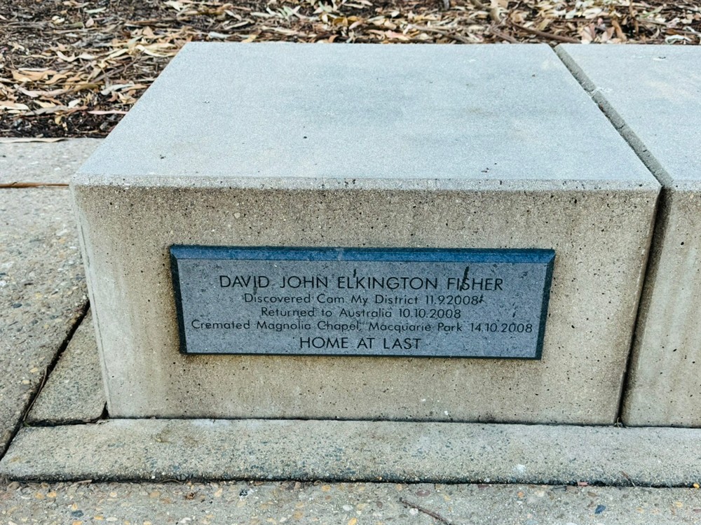 Hai con đường, một ước mơ từ đài tưởng niệm chiến tranh xứ chuột túi Hai con đường, một ước mơ từ đài tưởng niệm chiến tranh xứ chuột túi