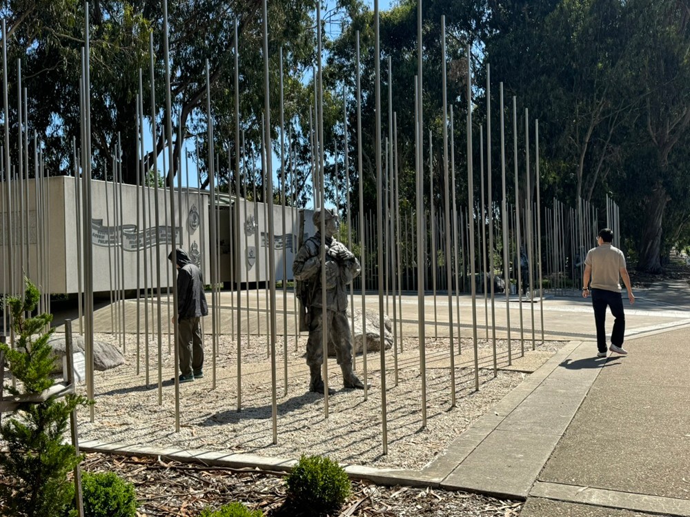 Hai con đường, một ước mơ từ đài tưởng niệm chiến tranh xứ chuột túi Hai con đường, một ước mơ từ đài tưởng niệm chiến tranh xứ chuột túi