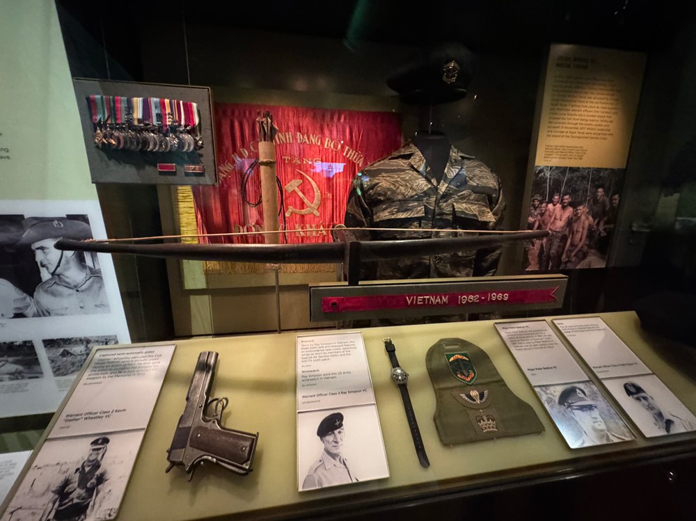 Hai con đường, một ước mơ từ đài tưởng niệm chiến tranh xứ chuột túi Hai con đường, một ước mơ từ đài tưởng niệm chiến tranh xứ chuột túi