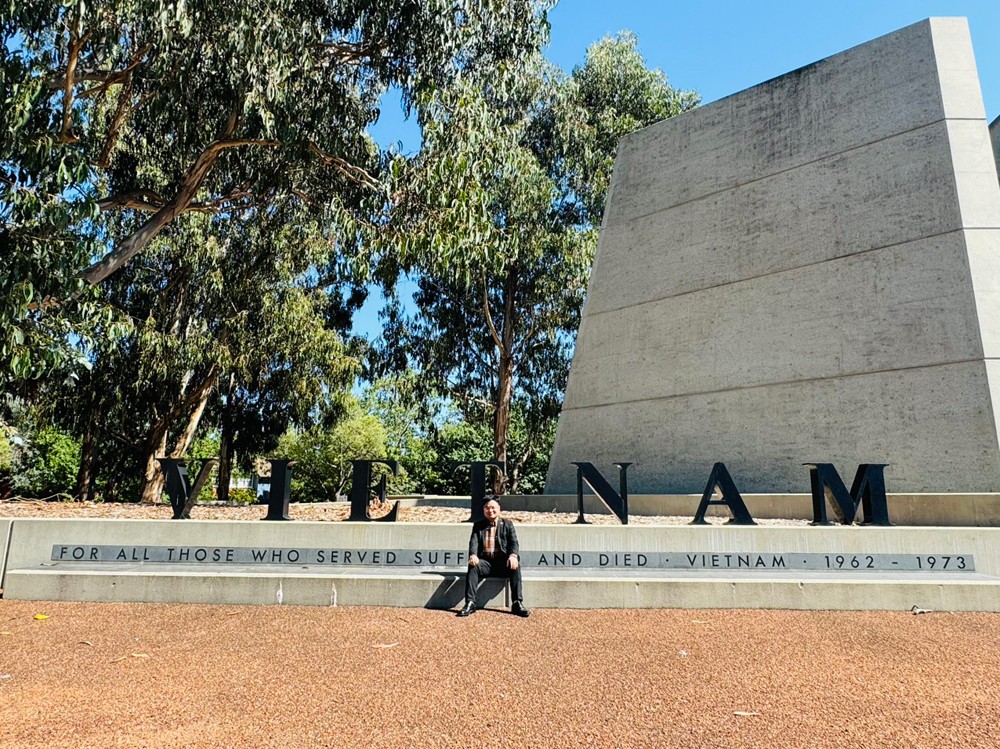 Hai con đường, một ước mơ từ đài tưởng niệm chiến tranh xứ chuột túi Hai con đường, một ước mơ từ đài tưởng niệm chiến tranh xứ chuột túi