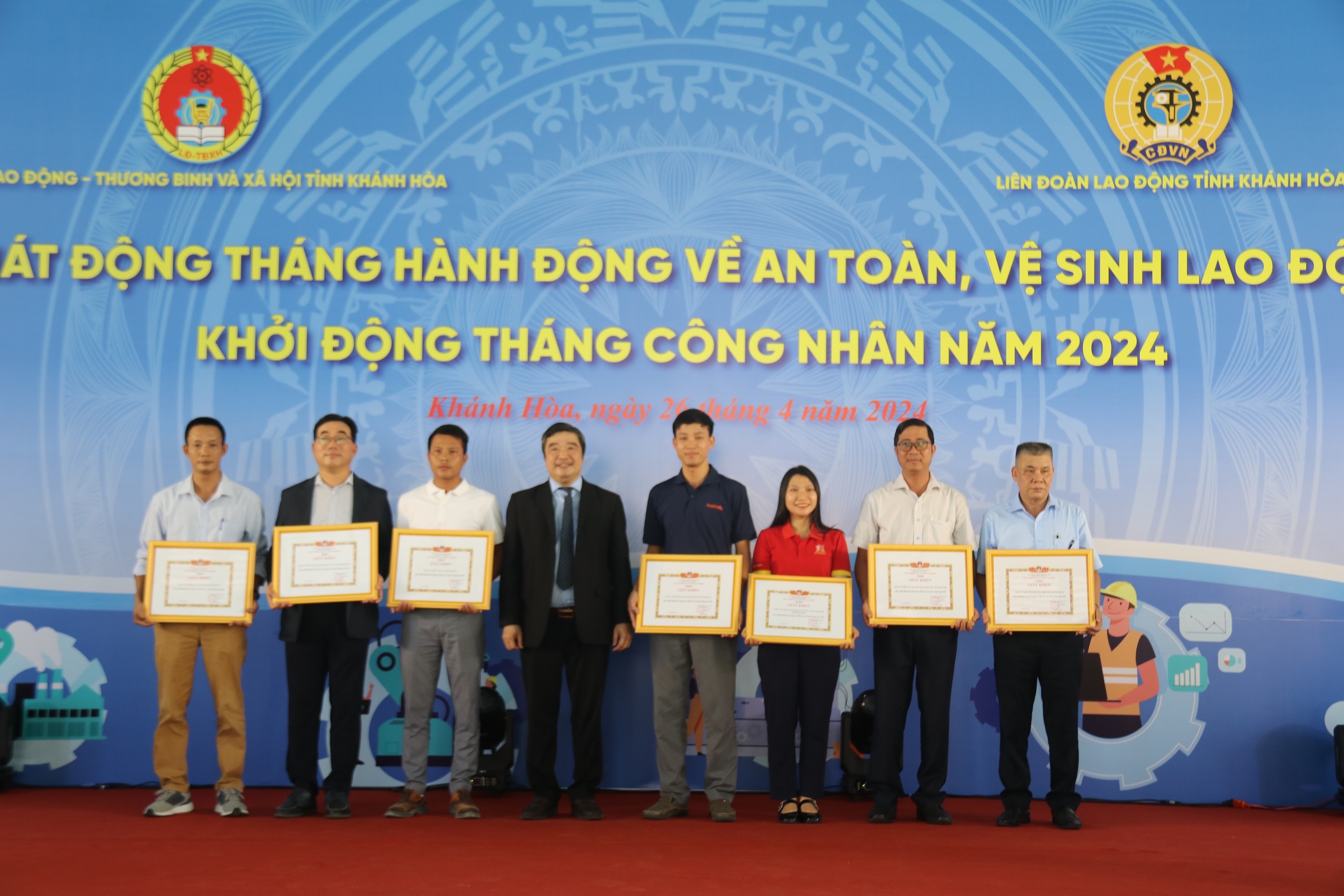 Ông Tạ Hồng Quang, Giám đốc Sở Lao động, Thương binh và Xã hội tỉnh Khánh Hoà, trao giấy khen cho các đơn vị. Ảnh: Văn Linh Ông Tạ Hồng Quang, Giám đốc Sở Lao động, Thương binh và Xã hội tỉnh Khánh Hoà, trao giấy khen cho các đơn vị. Ảnh: Văn Linh