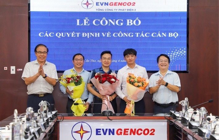 Ông Trần Văn Dư trao các Quyết định điều động và bổ nhiệm cán bộ. Ảnh: EVNGENCO2 Ông Trần Văn Dư trao các Quyết định điều động và bổ nhiệm cán bộ. Ảnh: EVNGENCO2