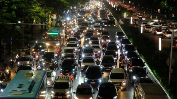 Hà Nội: Chật cứng dòng người và xe về quê  nghỉ lễ 30/4 - 1/5 giữa nắng nóng đỉnh điểm