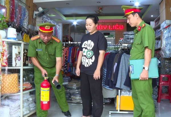 ực lượng Cảnh sát PCCC và CNCH toàn tỉnh ra quân nhắc nhở các hộ dân sắp xếp hàng hóa ngăn nắp và hướng dẫn cách sử dụng các thiết bị chữa cháy ực lượng Cảnh sát PCCC và CNCH toàn tỉnh ra quân nhắc nhở các hộ dân sắp xếp hàng hóa ngăn nắp và hướng dẫn cách sử dụng các thiết bị chữa cháy