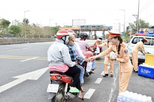 ảnh sát giao thông Công an Bạc Liêu cũng tiếp sức người dân trong hành trình về quê nghỉ Lễ với những món quà ý nghĩa như nước suối, khăn lạnh, xăng ảnh sát giao thông Công an Bạc Liêu cũng tiếp sức người dân trong hành trình về quê nghỉ Lễ với những món quà ý nghĩa như nước suối, khăn lạnh, xăng