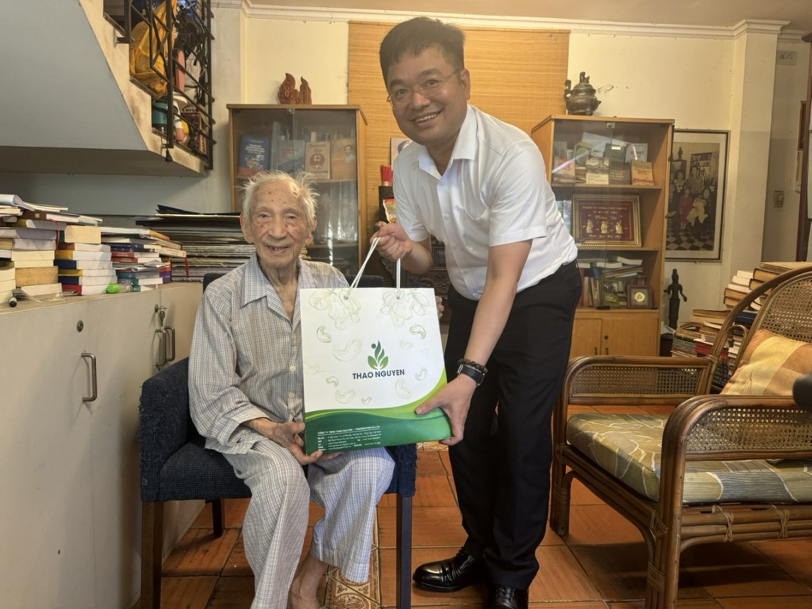 Ký ức ngày toàn thắng của Bí thư Bộ trưởng Bộ Kinh tế quốc dân đầu tiên Ký ức ngày toàn thắng của Bí thư Bộ trưởng Bộ Kinh tế quốc dân đầu tiên