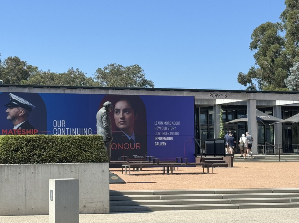 Hai con đường, một ước mơ từ đài tưởng niệm chiến tranh xứ chuột túi Hai con đường, một ước mơ từ đài tưởng niệm chiến tranh xứ chuột túi