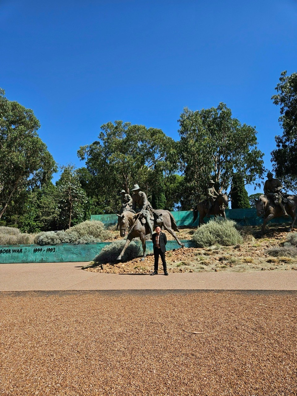 Hai con đường, một ước mơ từ đài tưởng niệm chiến tranh xứ chuột túi Hai con đường, một ước mơ từ đài tưởng niệm chiến tranh xứ chuột túi