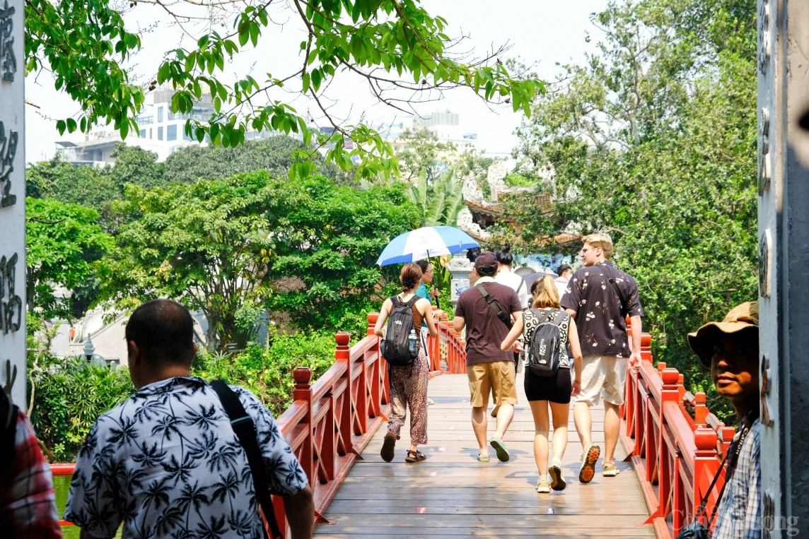 Nhiều điểm du lịch ở Hà Nội chật kín du khách dịp lễ 30/4 - 1/5 Nhiều điểm du lịch ở Hà Nội chật kín du khách dịp lễ 30/4 - 1/5