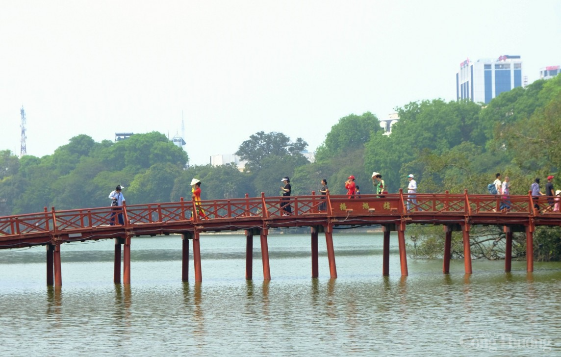 Nhiều điểm du lịch ở Hà Nội chật kín du khách dịp lễ 30/4 - 1/5 Nhiều điểm du lịch ở Hà Nội chật kín du khách dịp lễ 30/4 - 1/5