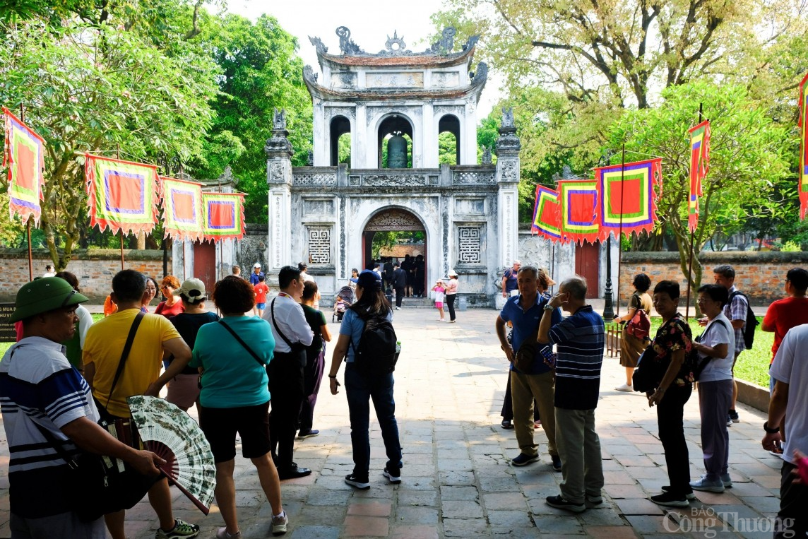 Nhiều điểm du lịch ở Hà Nội chật kín du khách dịp lễ 30/4 - 1/5 Nhiều điểm du lịch ở Hà Nội chật kín du khách dịp lễ 30/4 - 1/5