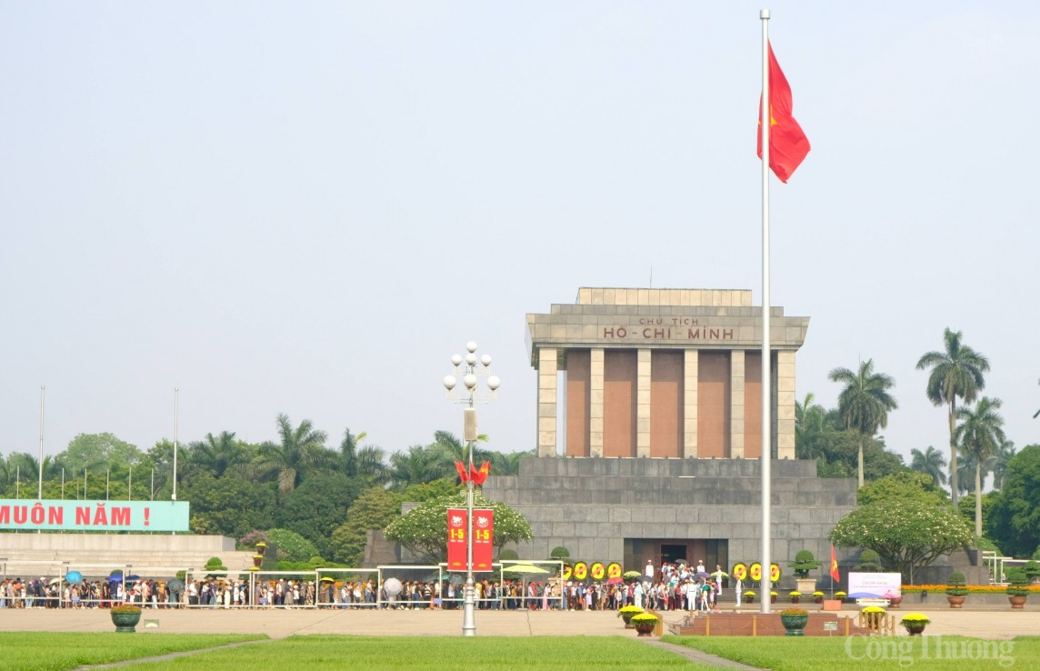 Nhiều điểm du lịch ở Hà Nội chật kín du khách dịp lễ 30/4 - 1/5 Nhiều điểm du lịch ở Hà Nội chật kín du khách dịp lễ 30/4 - 1/5