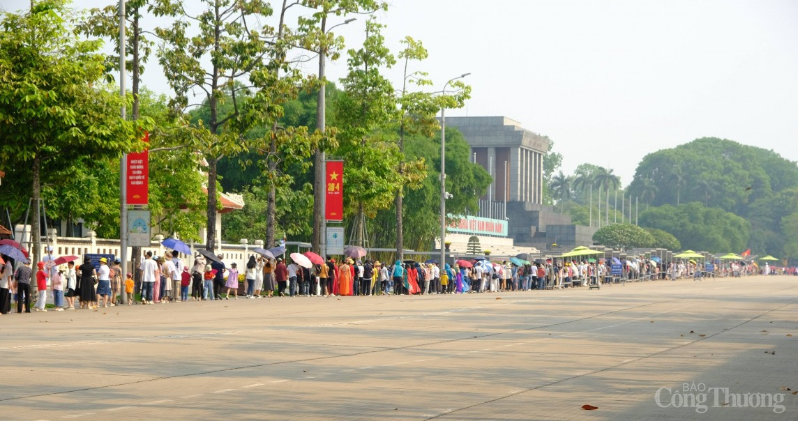 Nhiều điểm du lịch ở Hà Nội chật kín du khách dịp lễ 30/4 - 1/5 Nhiều điểm du lịch ở Hà Nội chật kín du khách dịp lễ 30/4 - 1/5