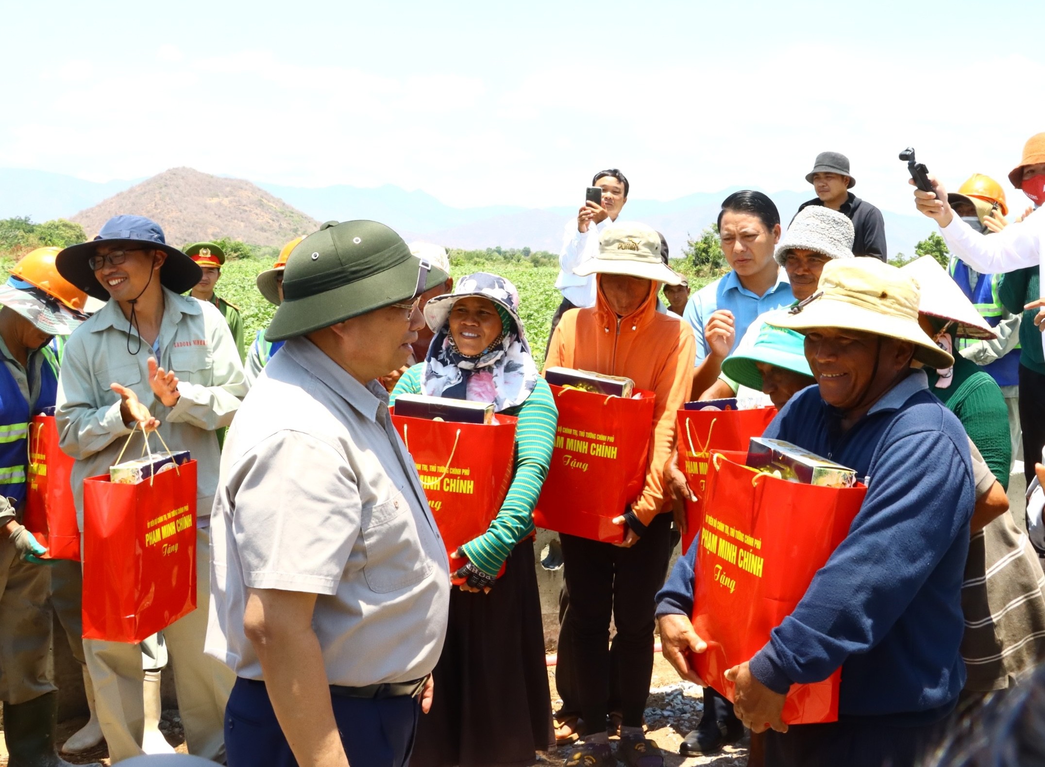 Thủ tướng tặng quà, động viên người dân xã Mỹ Sơn. Ảnh: A.T. Thủ tướng tặng quà, động viên người dân xã Mỹ Sơn. Ảnh: A.T.