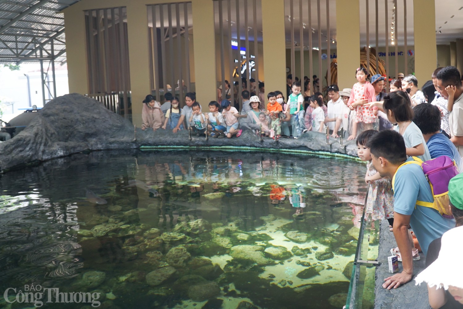 Du khách ùn ùn đổ về Nha Trang ‘’giải nhiệt’’ dịp lễ 30/4-1/5 Du khách ùn ùn đổ về Nha Trang ‘’giải nhiệt’’ dịp lễ 30/4-1/5