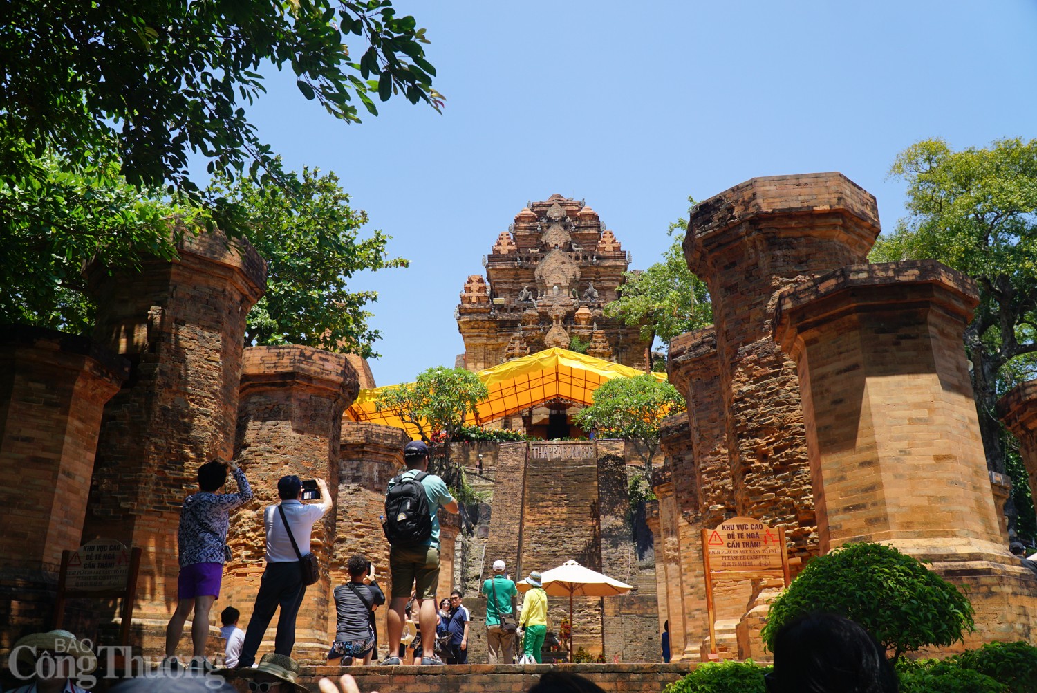 Du khách ùn ùn đổ về Nha Trang ‘’giải nhiệt’’ dịp lễ 30/4-1/5 Du khách ùn ùn đổ về Nha Trang ‘’giải nhiệt’’ dịp lễ 30/4 1/5