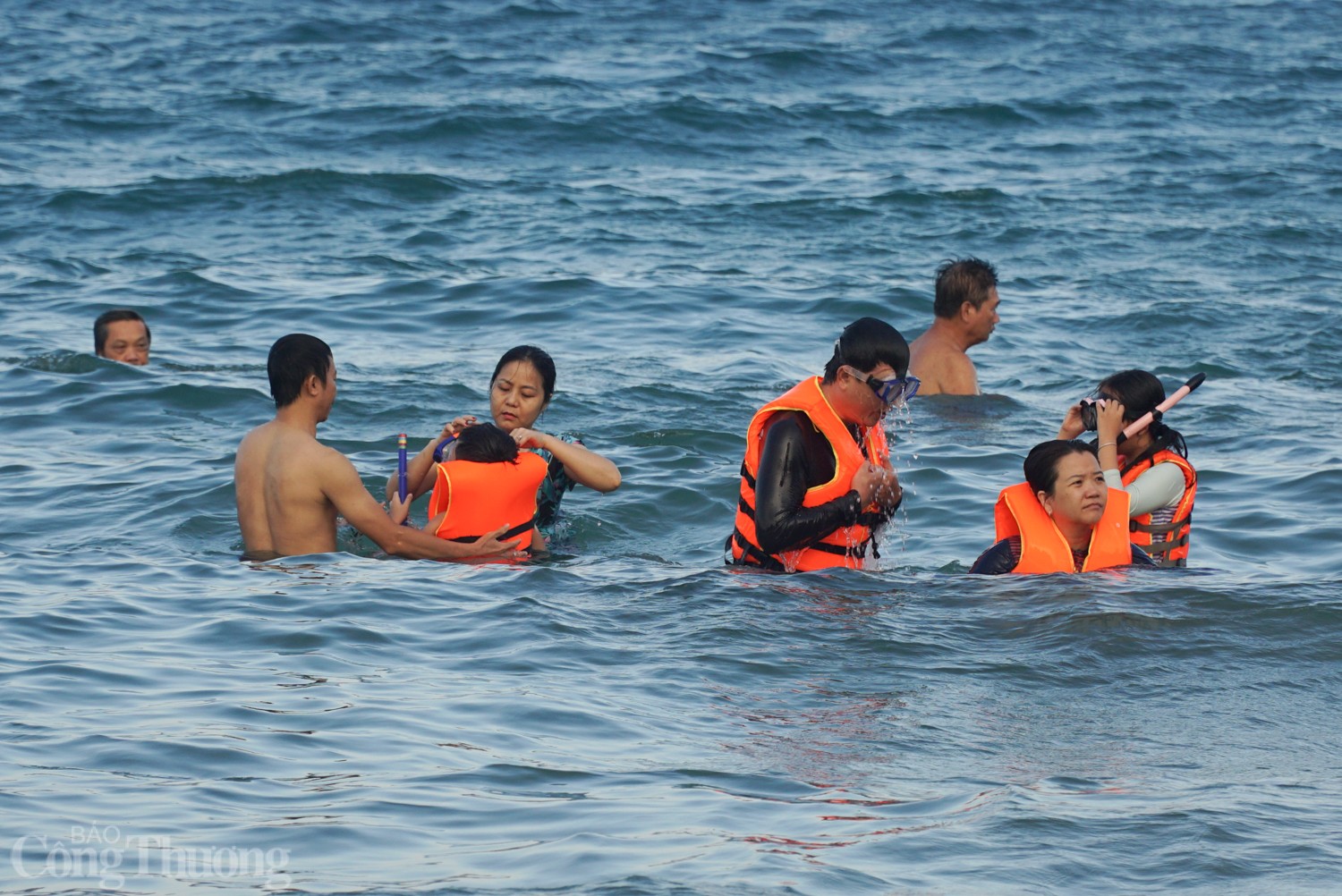 Du khách ùn ùn đổ về Nha Trang ‘’giải nhiệt’’ dịp lễ 30/4-1/5 Du khách ùn ùn đổ về Nha Trang ‘’giải nhiệt’’ dịp lễ 30/4-1/5