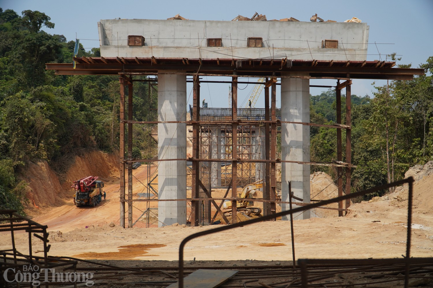 Vượt nắng thi công cầu dài nhất cao tốc Vân Phong   Nha Trang