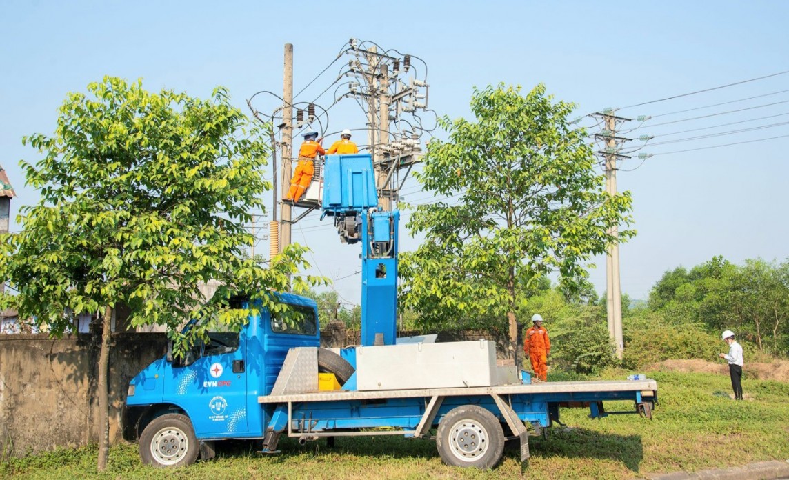 PC Thừa Thiên Huế: Dịp lễ nhưng vẫn ra quân bảo dưỡng lưới điện