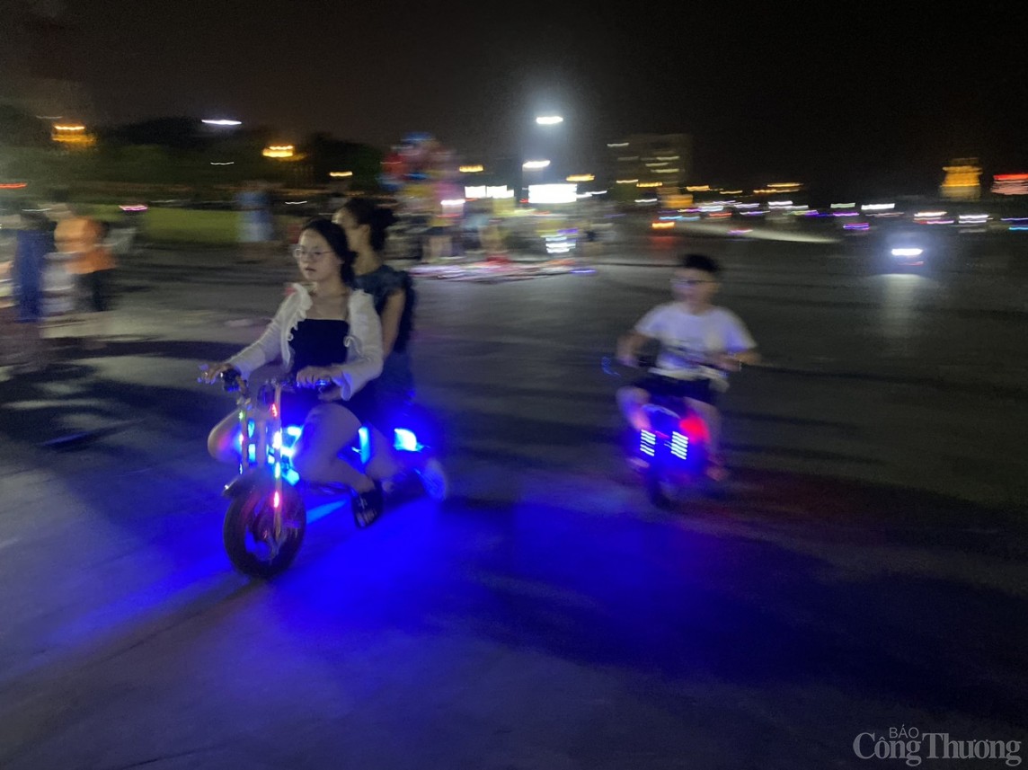 Ninh Bình: Lộn xộn, nhiều rủi ro từ hoạt động xe điện trò chơi tại Quảng trường Đinh Tiên Hoàng Đế Ninh Bình: Lộn xộn, nhiều rủi ro từ hoạt động xe điện trò chơi tại Quảng trường Đinh Tiên Hoàng Đế