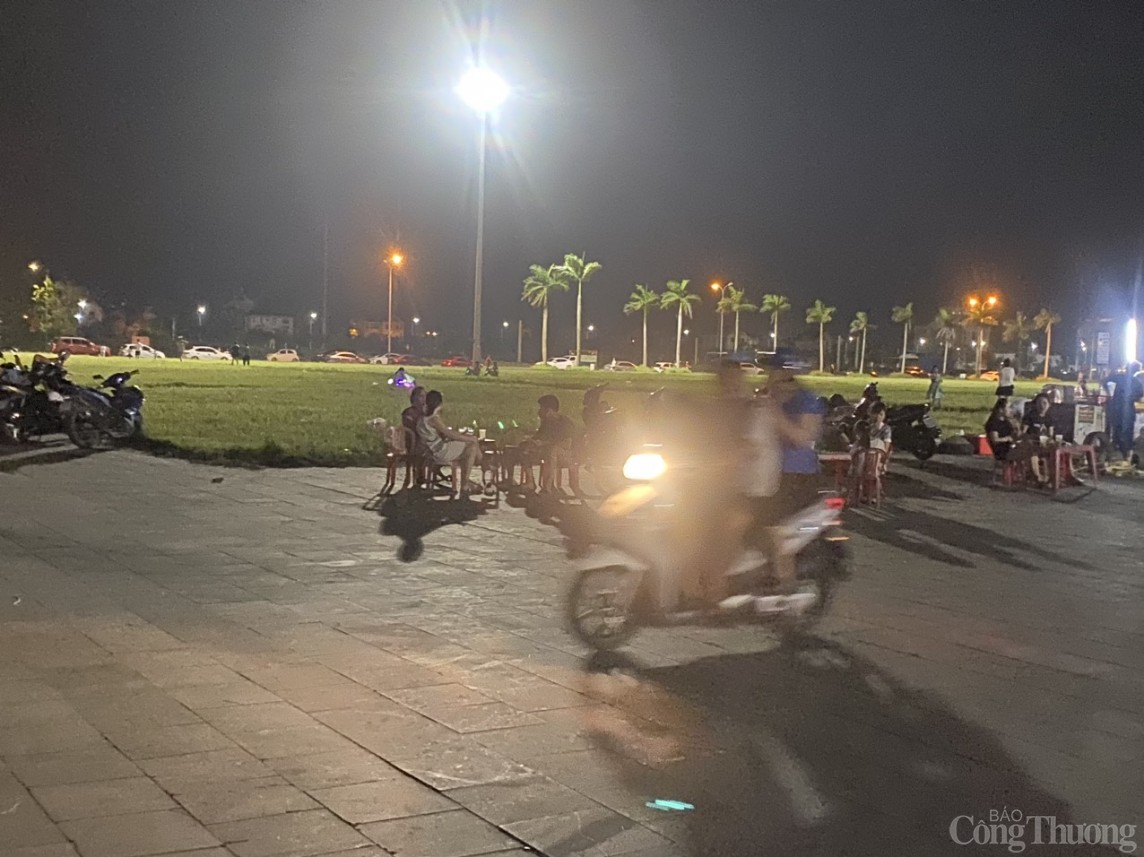 Ninh Bình: Lộn xộn, nhiều rủi ro từ hoạt động xe điện trò chơi tại Quảng trường Đinh Tiên Hoàng Đế Ninh Bình: Lộn xộn, nhiều rủi ro từ hoạt động xe điện trò chơi tại Quảng trường Đinh Tiên Hoàng Đế