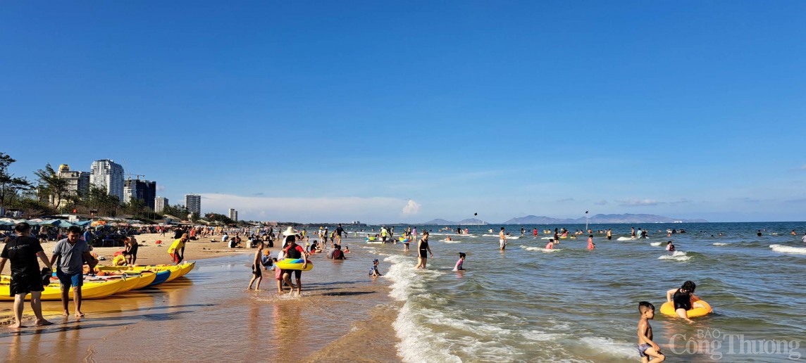 Lượng khách tắm biển chiều 1/5 đã thưa hơn những ngày cao điểm trước đó. Lượng khách tắm biển chiều 1/5 đã thưa hơn những ngày cao điểm trước đó.