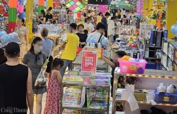 Hà Nội: Bị đình chỉ hoạt động, nhà sách Tiến Thọ vẫn tấp nập đón khách dịp lễ