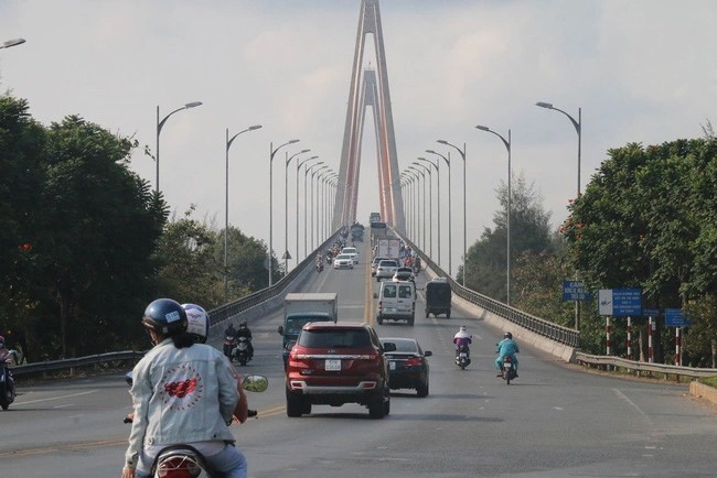 Các phương tiện qua cầu Rạch Miễu . Ảnh TTXVN Các phương tiện qua cầu Rạch Miễu . Ảnh TTXVN